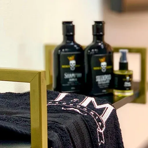 Produtos de cabelo e toalha bordada L&M