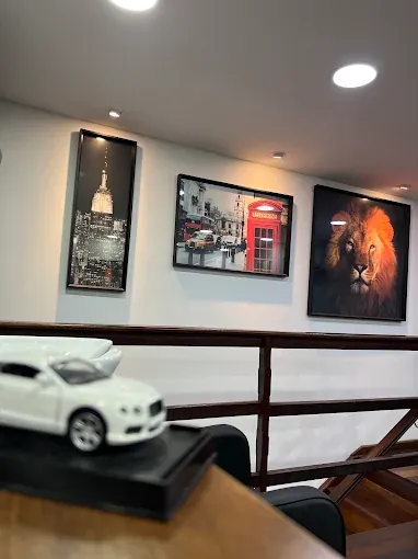 Quadros e detalhes decorativos do ambiente L&M